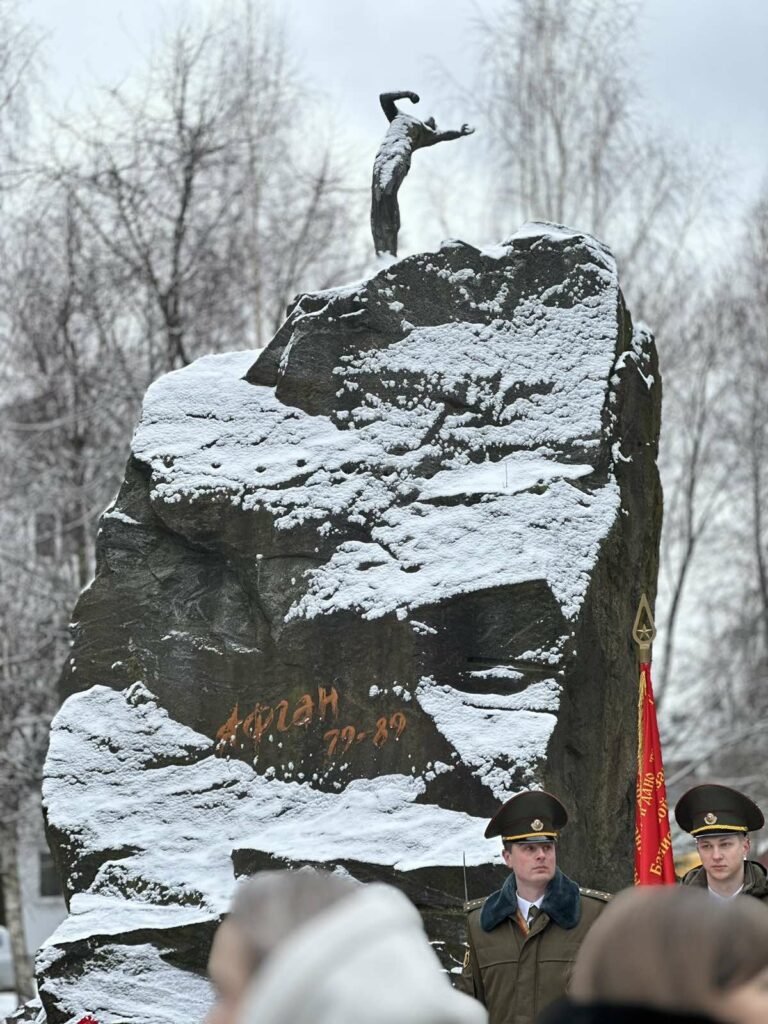 У Баранавічах супрацоўнікі ААТ «Бархім» усклалі кветкі да помніка воінам-інтэрнацыяналістам