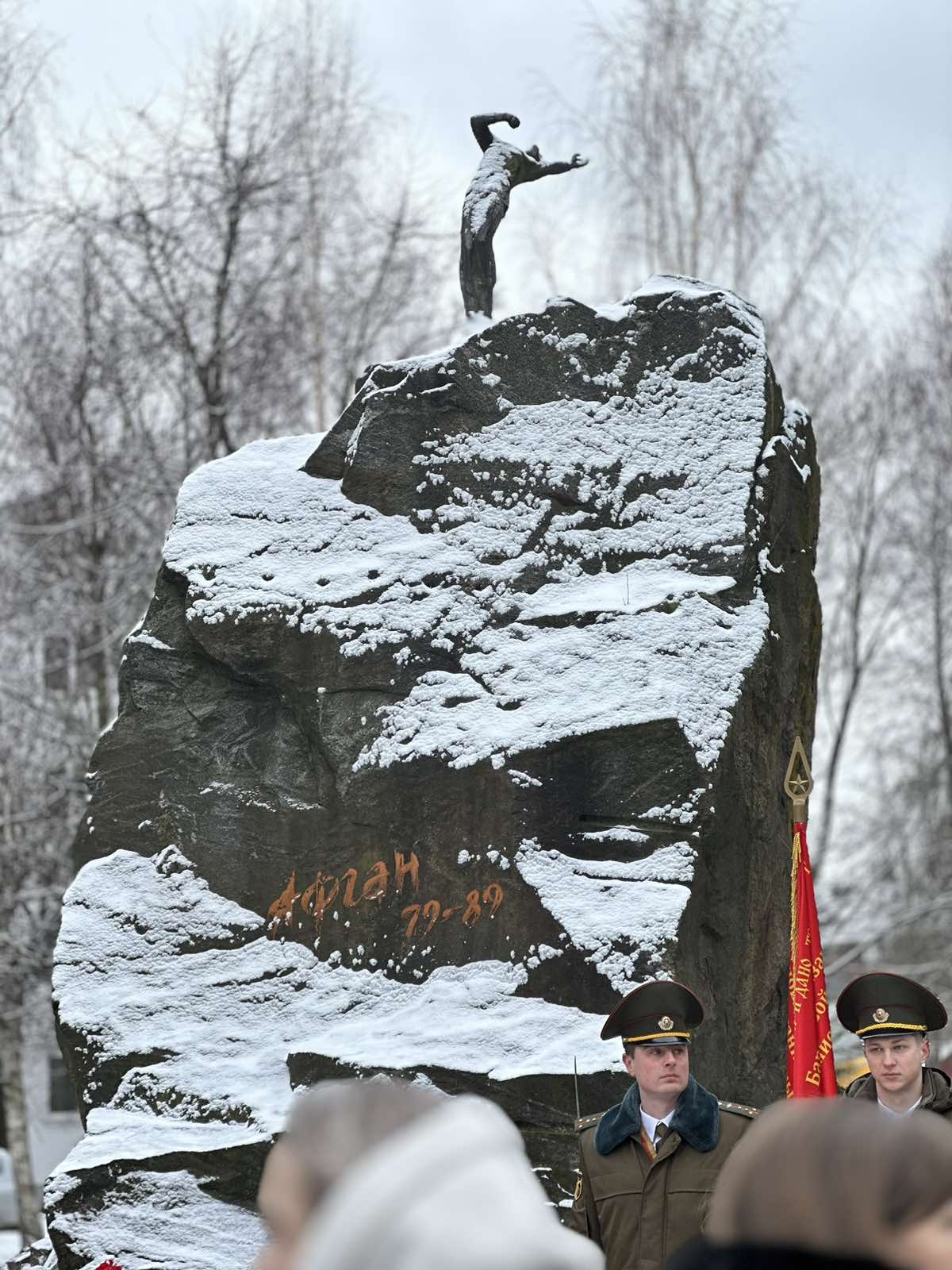 У Баранавічах супрацоўнікі ААТ «Бархім» усклалі кветкі да помніка воінам-інтэрнацыяналістам