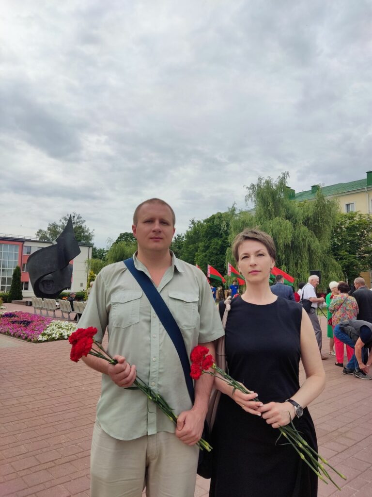 Ускладанне кветак да помніка воінам і партызанам