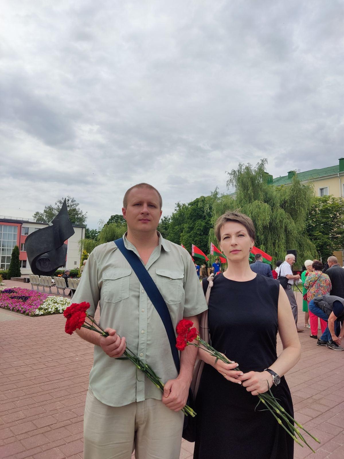 Ускладанне кветак да помніка воінам і партызанам