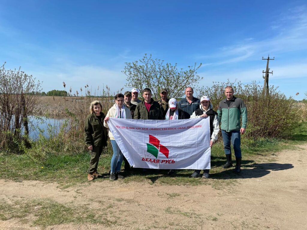 В рамках акции "Беларусь синеокая" и Года благоустройства в Республике Беларусь сотрудники ОАО "Бахим" приняли участие в очистке береговой линии разливов Сочивки Столовичского сельсовета Барановичского района.