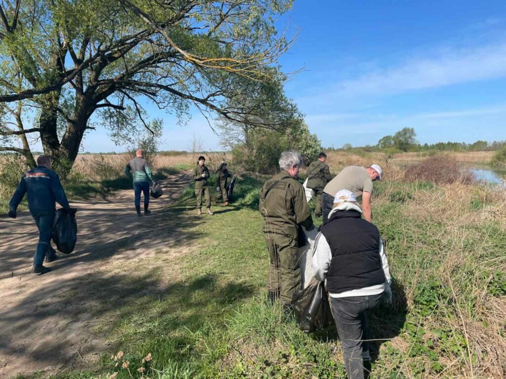 В рамках акции "Беларусь синеокая" и Года благоустройства в Республике Беларусь сотрудники ОАО "Бахим" приняли участие в очистке береговой линии разливов Сочивки Столовичского сельсовета Барановичского района.