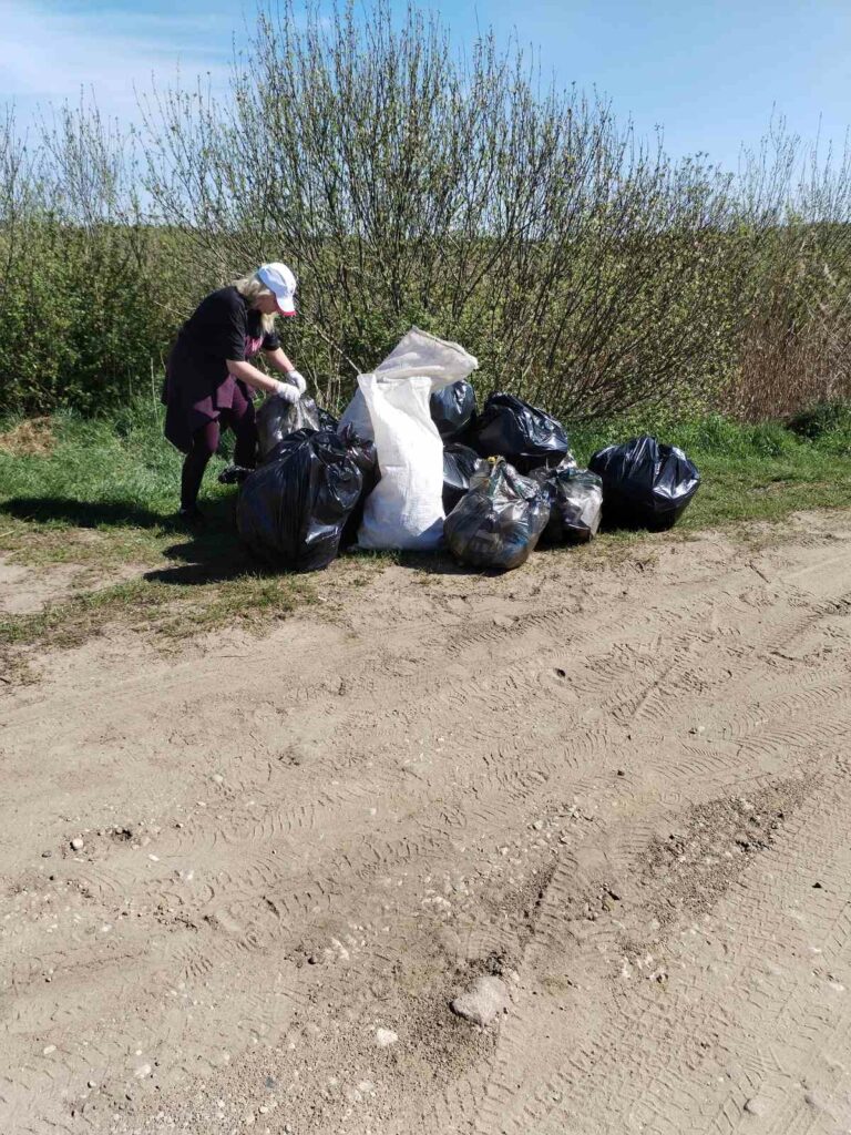 В рамках акции "Беларусь синеокая" и Года благоустройства в Республике Беларусь сотрудники ОАО "Бахим" приняли участие в очистке береговой линии разливов Сочивки Столовичского сельсовета Барановичского района.