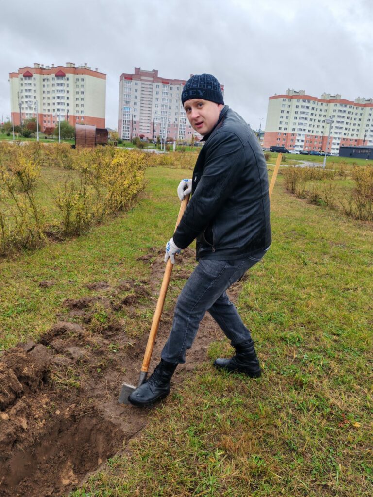 On October 25, 2025, as part of the national cleanup day, employees of Barkhim OJSC planted trees and shrubs in the park of the Borovka microdistrict.